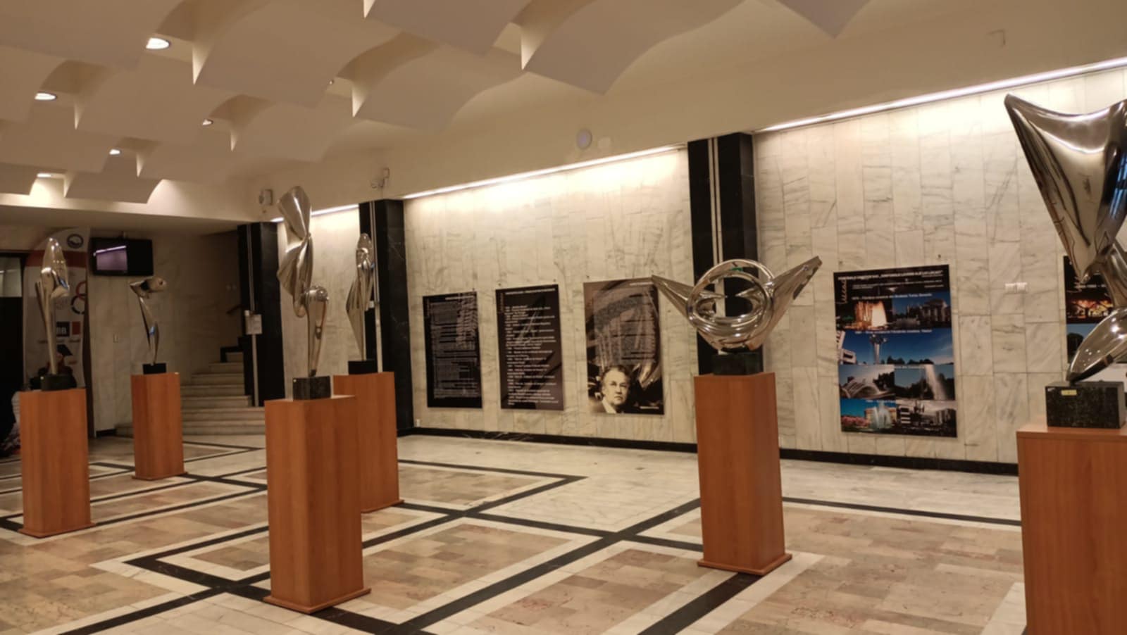 „Spațiu și Lumină”, sculpturi ale maestrului Constantin Lucaci (hol UBB)