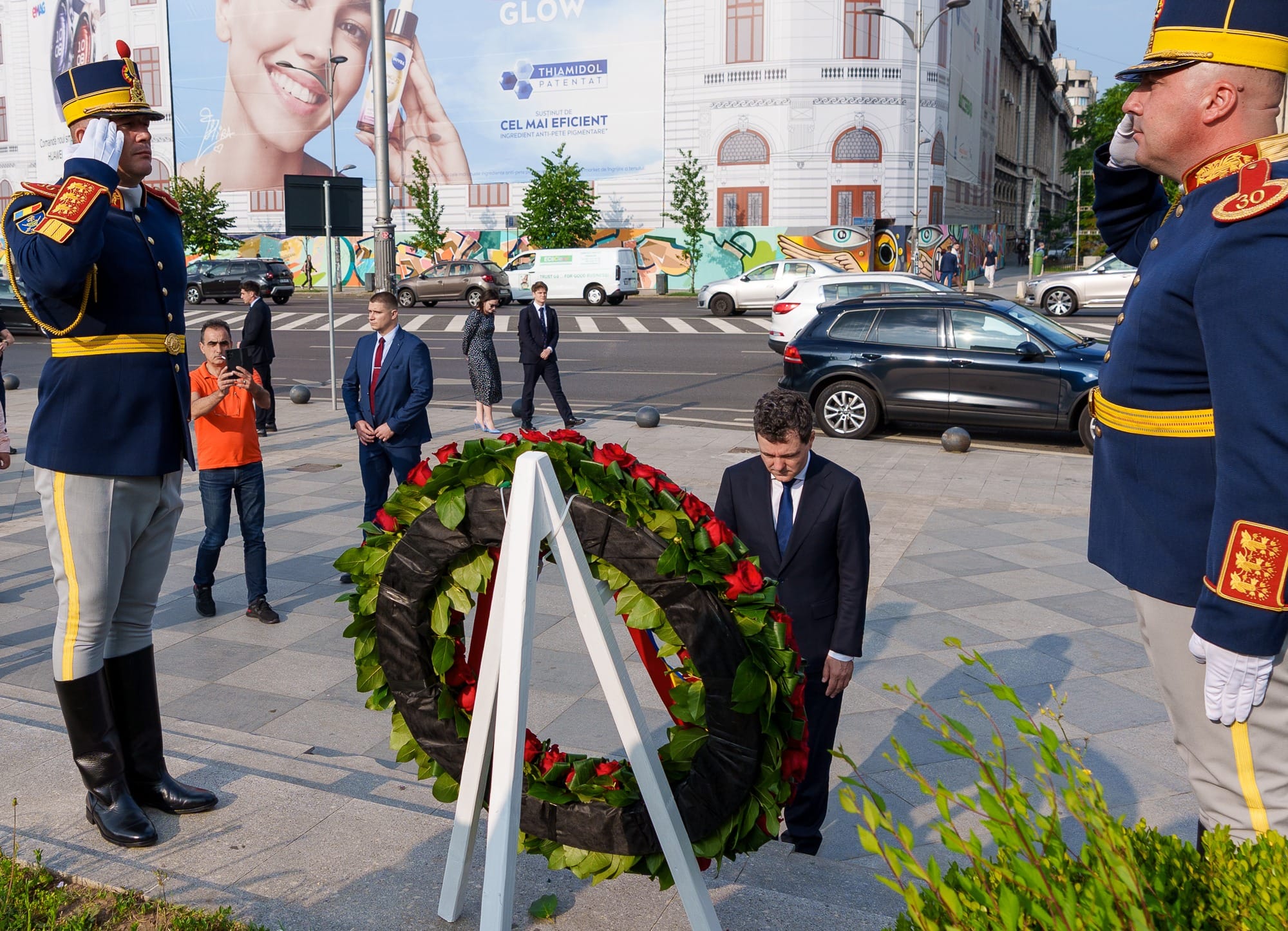 O coroană de flori, fără fanfară: Decența discretă a lui Nicușor Dan la 35 de ani de la Mineriadă