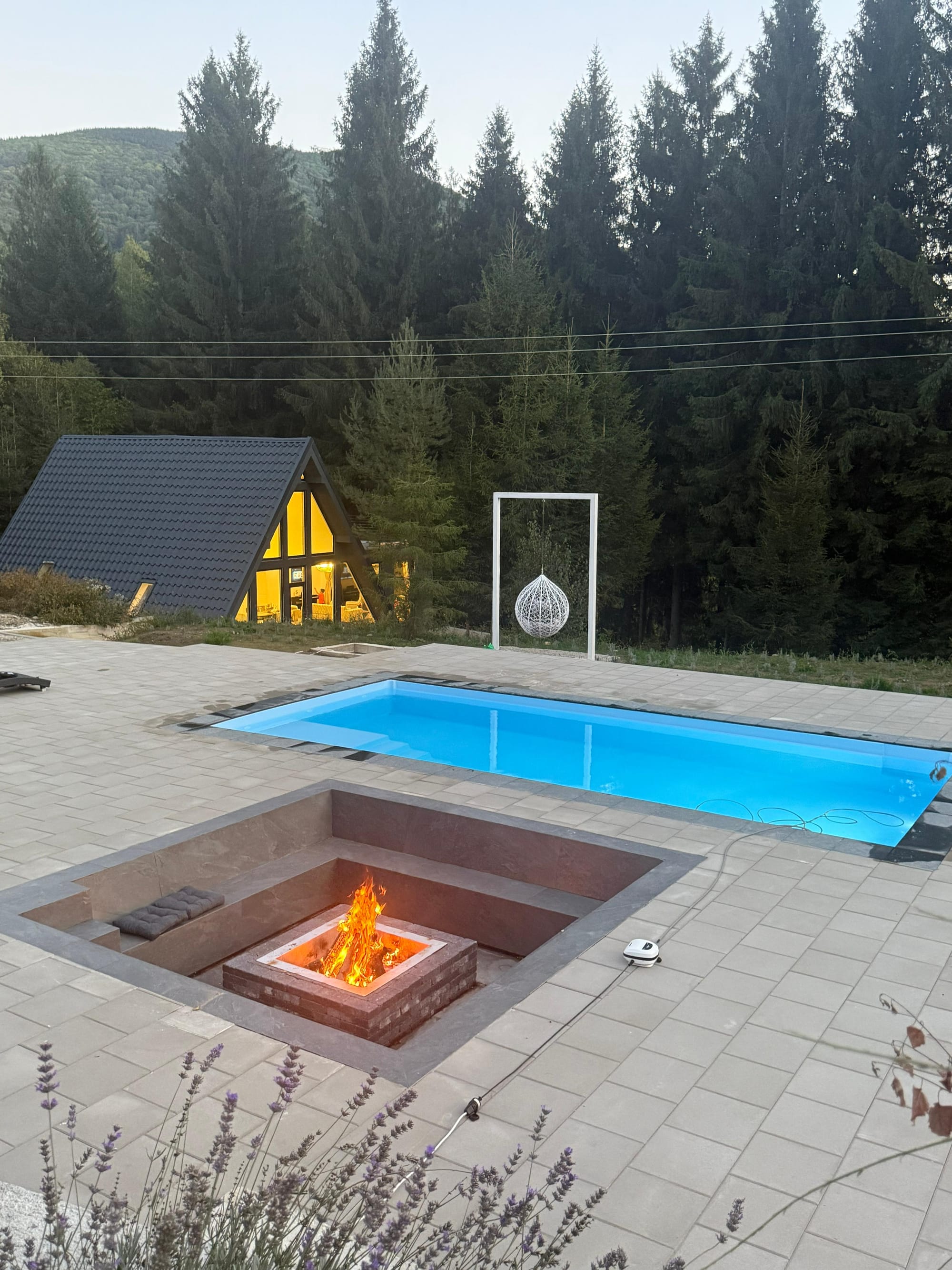 Pine Hill – liniștea din inima munților, născută din visul unei familii care a crezut în echilibru și frumusețe