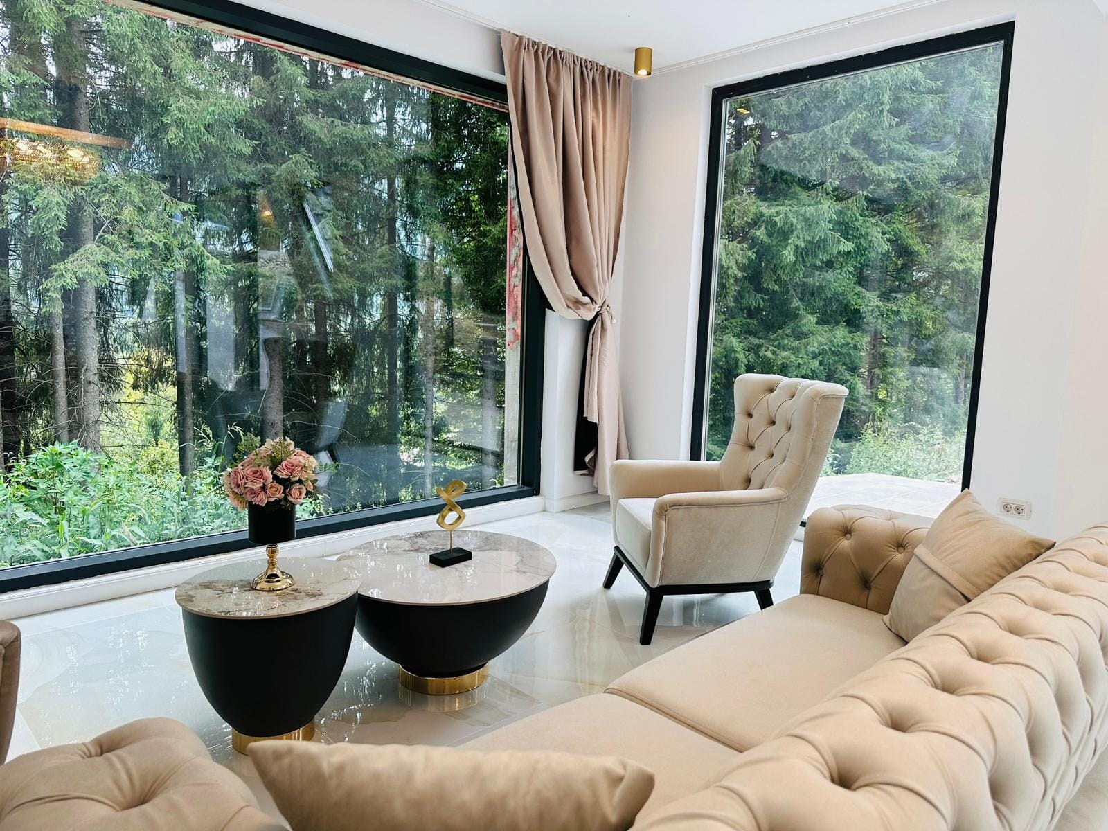 Pine Hill – liniștea din inima munților, născută din visul unei familii care a crezut în echilibru și frumusețe