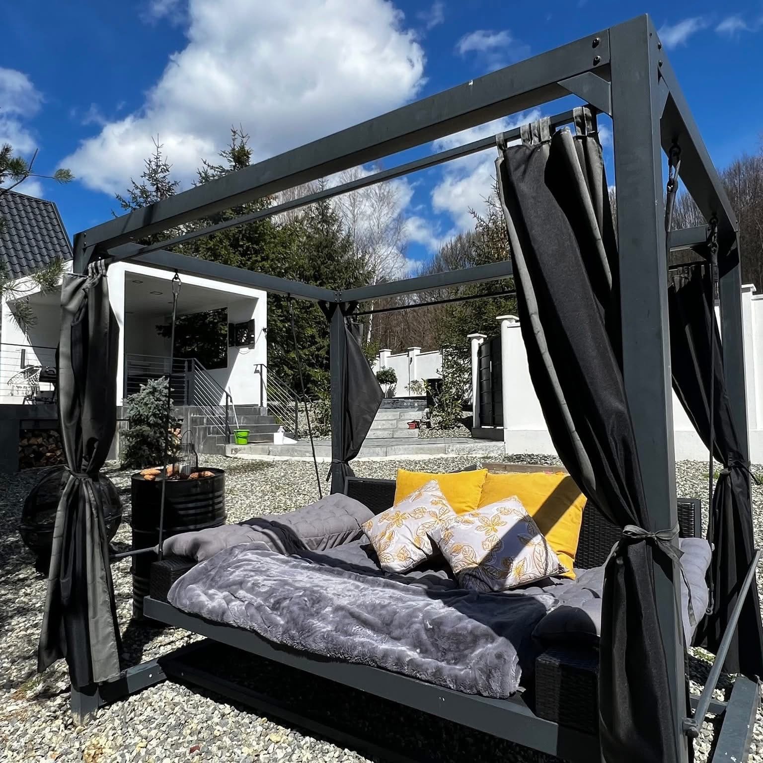 Pine Hill – liniștea din inima munților, născută din visul unei familii care a crezut în echilibru și frumusețe