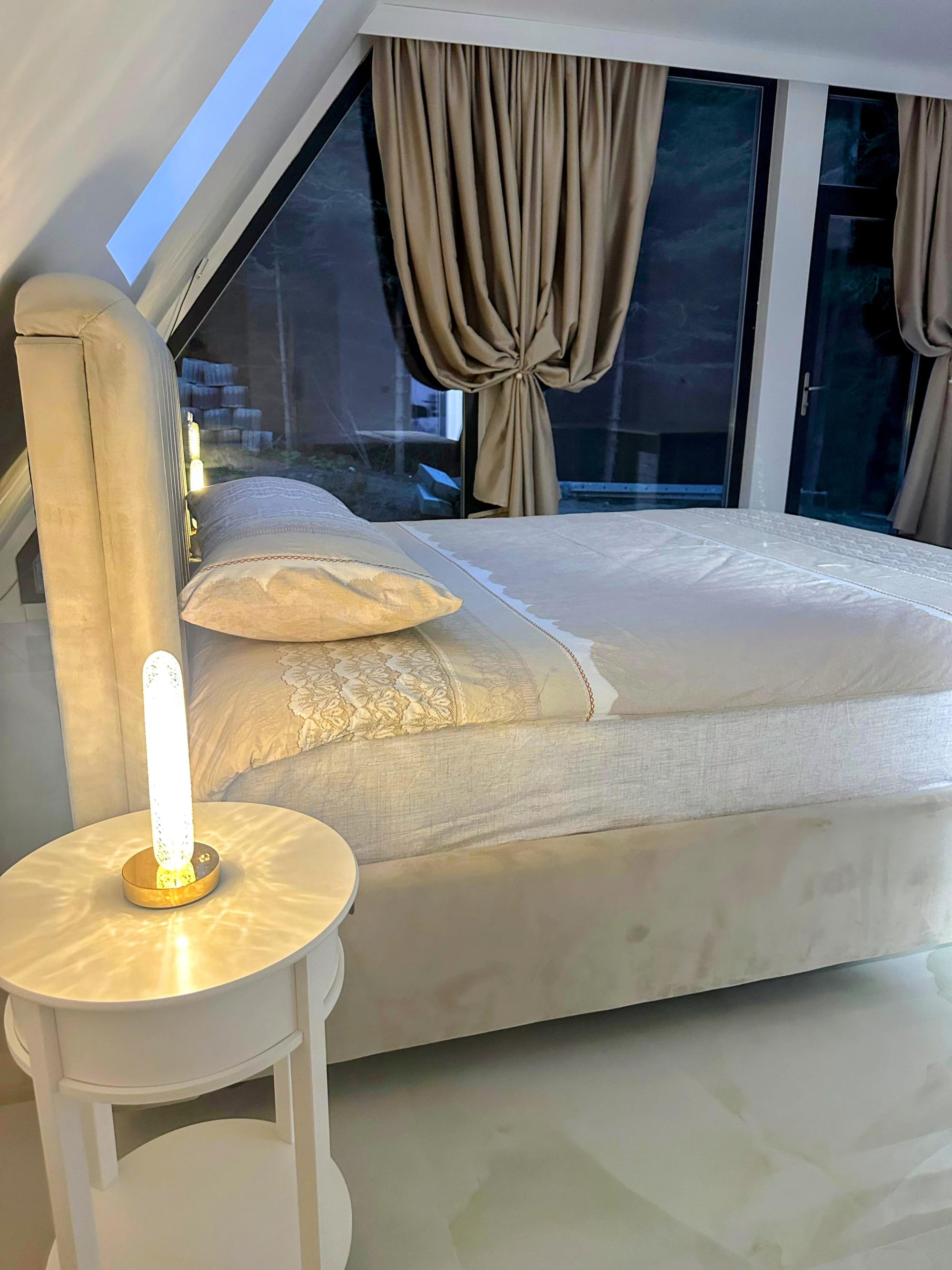 Pine Hill – liniștea din inima munților, născută din visul unei familii care a crezut în echilibru și frumusețe