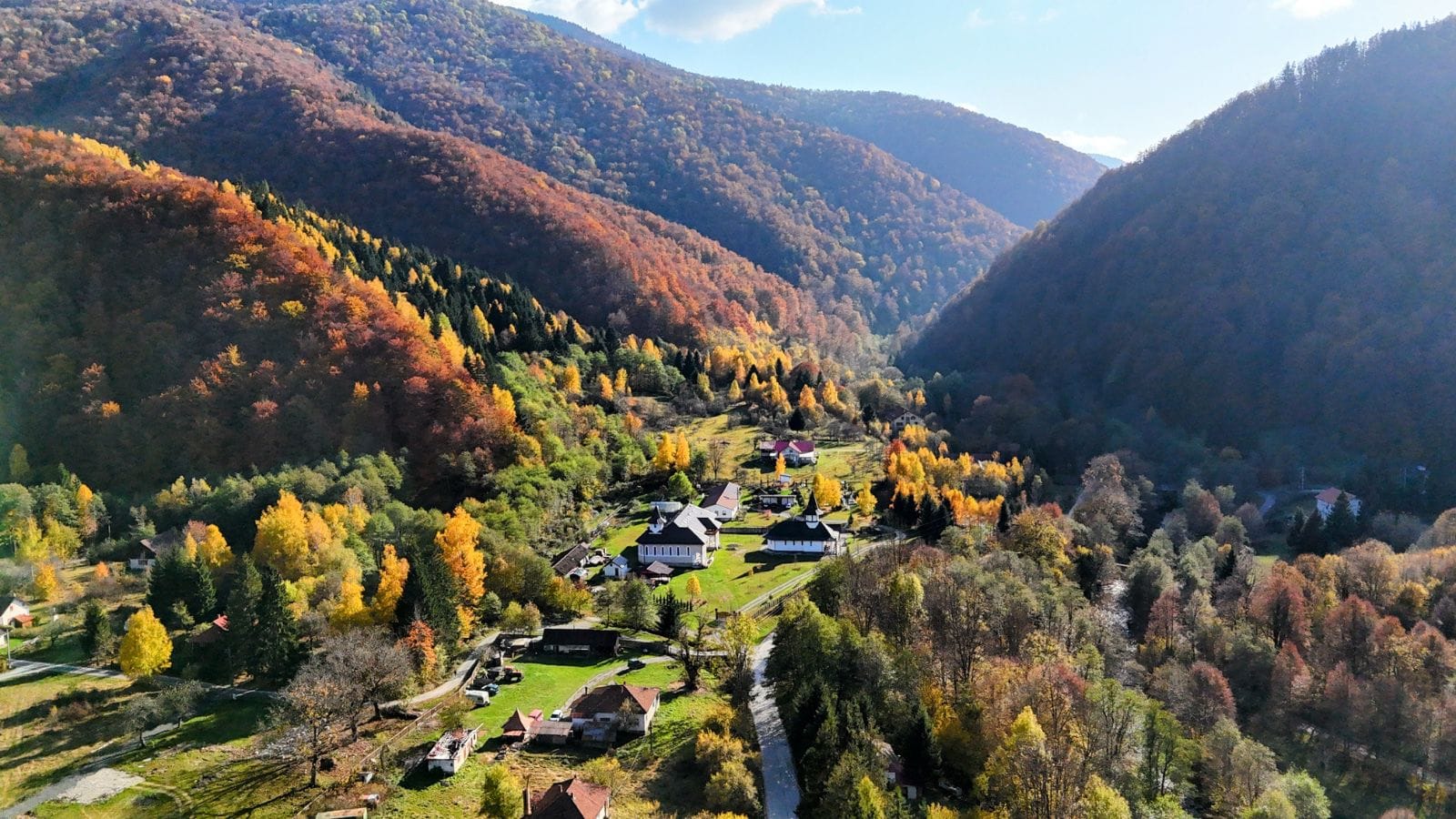 Pine Hill – liniștea din inima munților, născută din visul unei familii care a crezut în echilibru și frumusețe