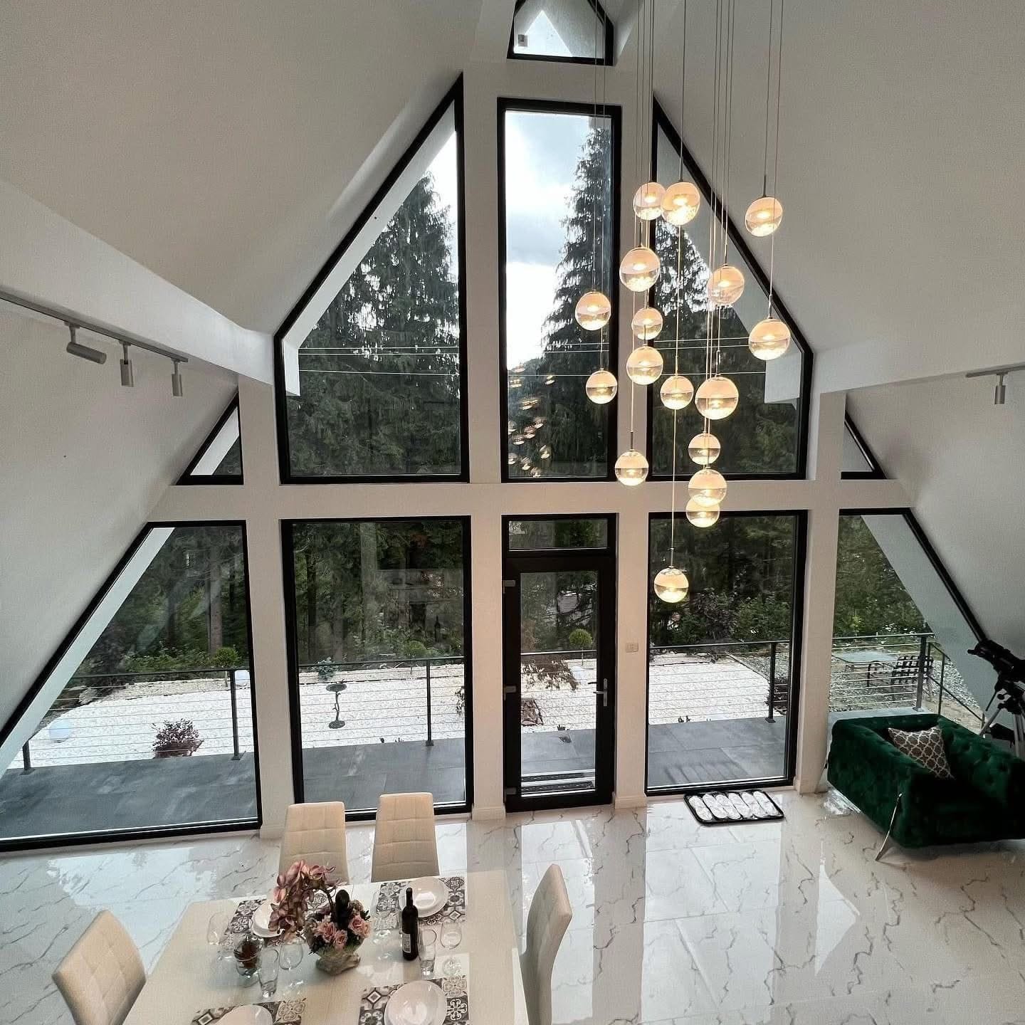 Pine Hill – liniștea din inima munților, născută din visul unei familii care a crezut în echilibru și frumusețe