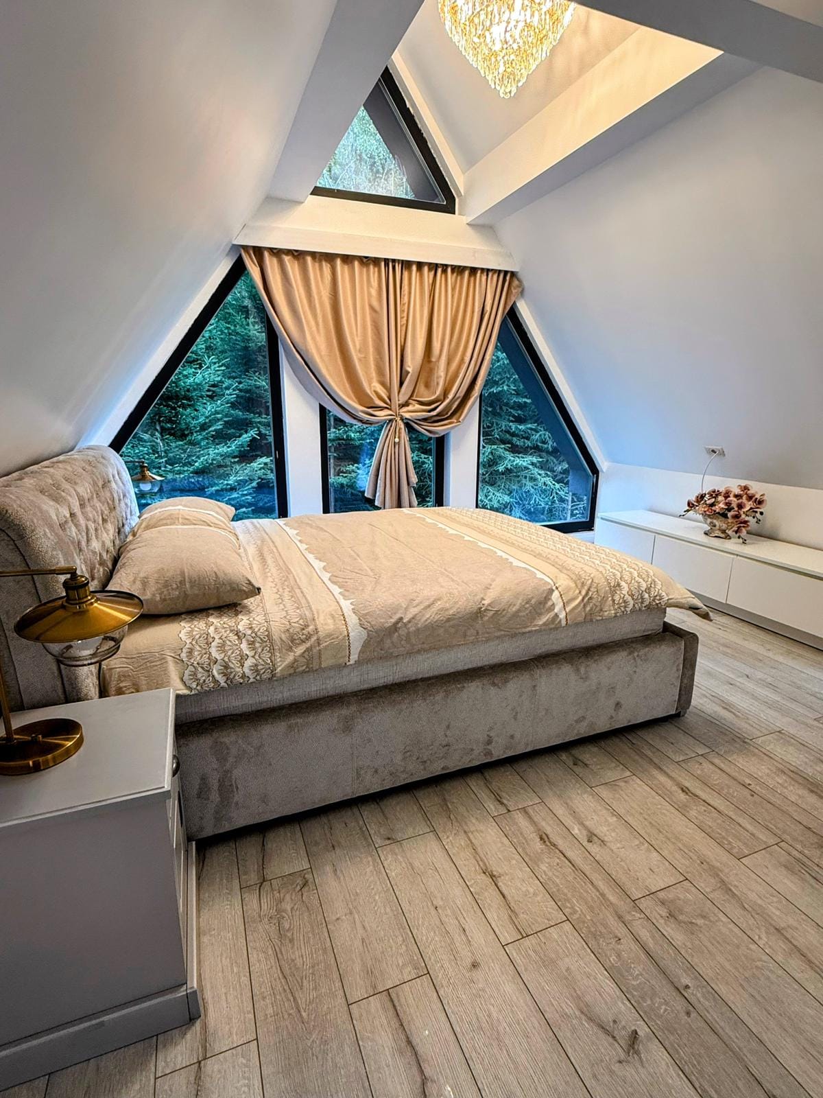 Pine Hill – liniștea din inima munților, născută din visul unei familii care a crezut în echilibru și frumusețe