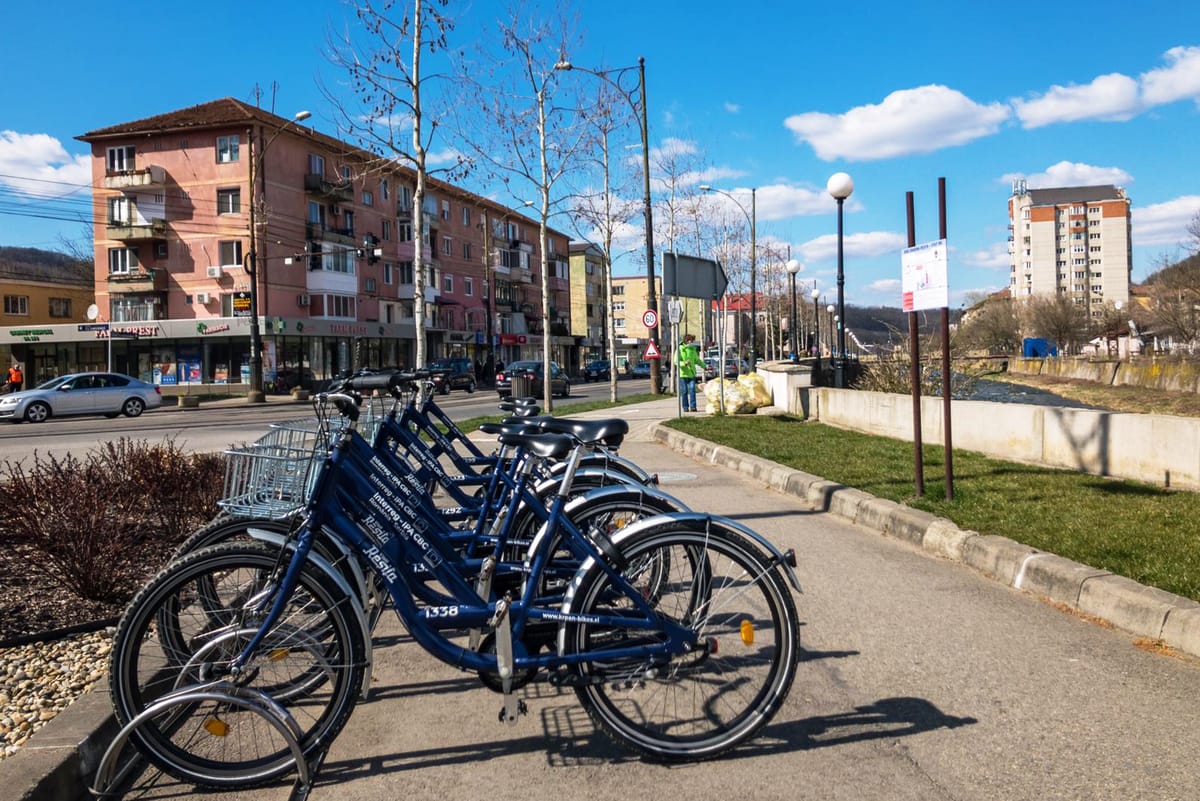 Reșița redefinește mobilitatea urbană: 119 biciclete și 13 stații noi pentru Bike Sharing gratuit