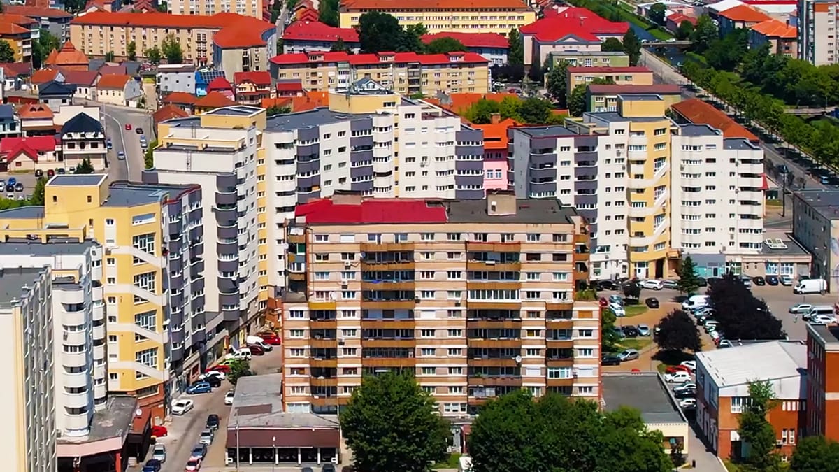 Investiții masive în eficiența energetică la Reșița: Din fonduri europene, confort sporit și facturi mai mici pentru locatarii a 13 blocuri