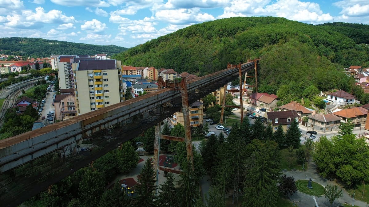 Reșița cu fața spre pădure: Voluntarii construiesc un pavilioan comunitar pe Dealul Crucii, spațiu de învățare și relaxare în natură