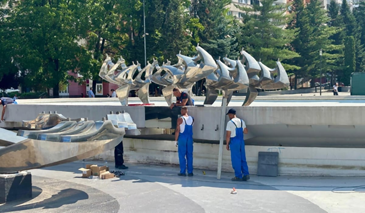 Spectacol de lumină și apă în Reșița: Lucrările la fântâna cinetică din Centrul Civic intră în ultima fază