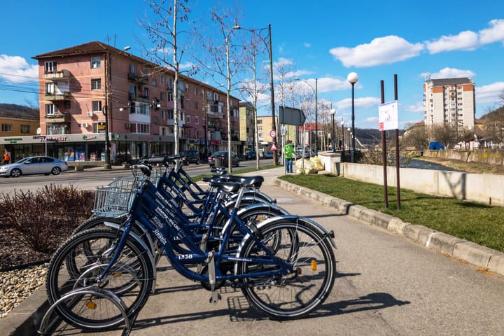 Reșița redefinește mobilitatea urbană: 119 biciclete și 13 stații noi pentru Bike Sharing gratuit
