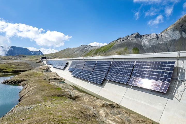 Panouri solare pe hidrocentralele din Elveția