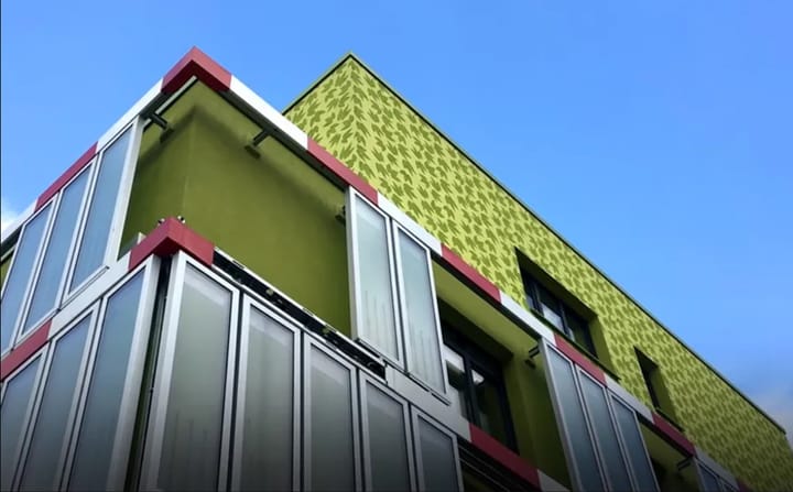 Clădiri vii în Germania: Algele transformă fațadele în purificatoare de aer și generatoare de energie