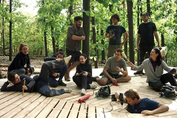 O nouă sală de lectură pentru Reșița: Pădurea pe perete, orașul la picioare. Un loc pentru comunitate prinde contur pe Dealul Crucii