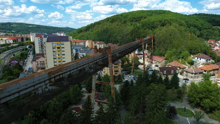 Reșița cu fața spre pădure: Voluntarii construiesc un pavilioan comunitar pe Dealul Crucii, spațiu de învățare și relaxare în natură