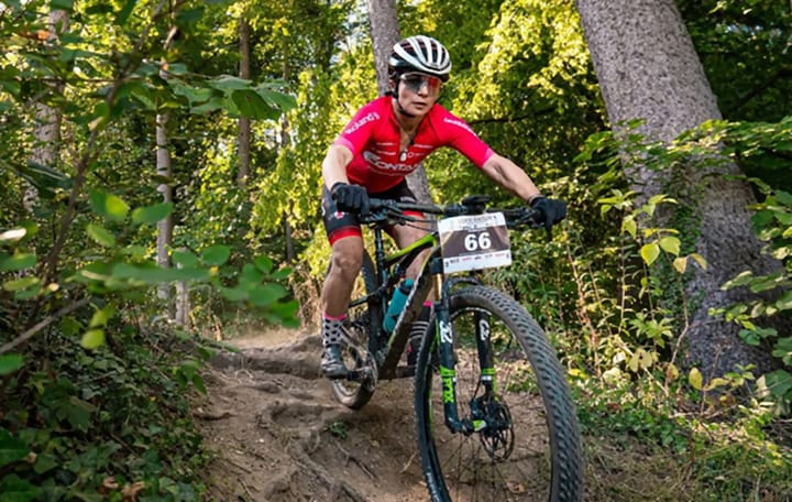 Campioana Tania Pârvu din Caransebeș cucerește Cupa României la MTB Marathon și inspiră o generație de cicliști