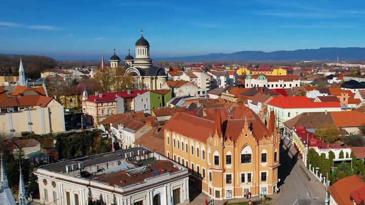 Centrul istoric al Caransebeșului capătă o nouă viață: Clădiri restaurate și un proiect de modernizare a zonei pietonale