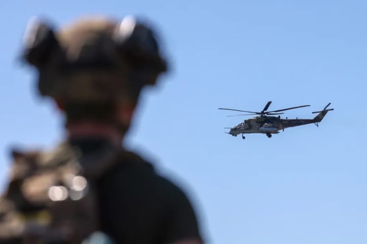 Elicopter Mi-28 „Havoc”, fotografiat deasupra regiunii ucrainene Herson în data de 22 mai 2025