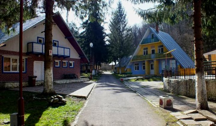 O speranță pentru Râul Alb: Ultima tabără școlară din Caraș-Severin poate fi modernizată cu bani europeni nerambursabili