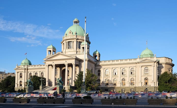 Clădirea Adunării Naționale a Serbiei din Belgrad, cu cupola verde, într-o zi senină