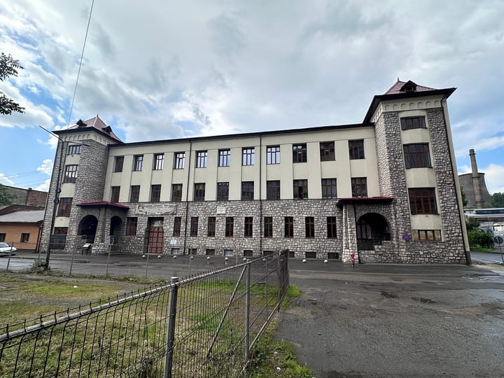 Clădirea principală a Colegiului Național „Diaconovici-Tietz” din Reșița, văzută din față